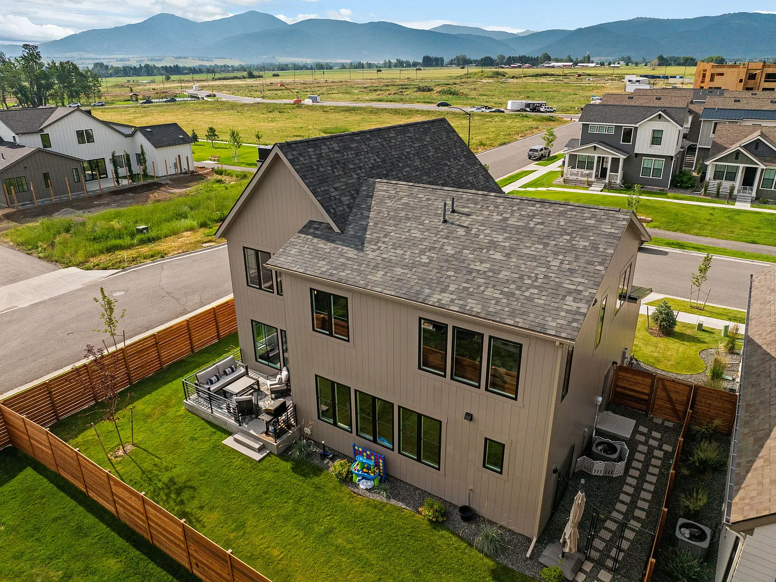 4 bed, 2758 sqft, $5,599 — Photo 3
