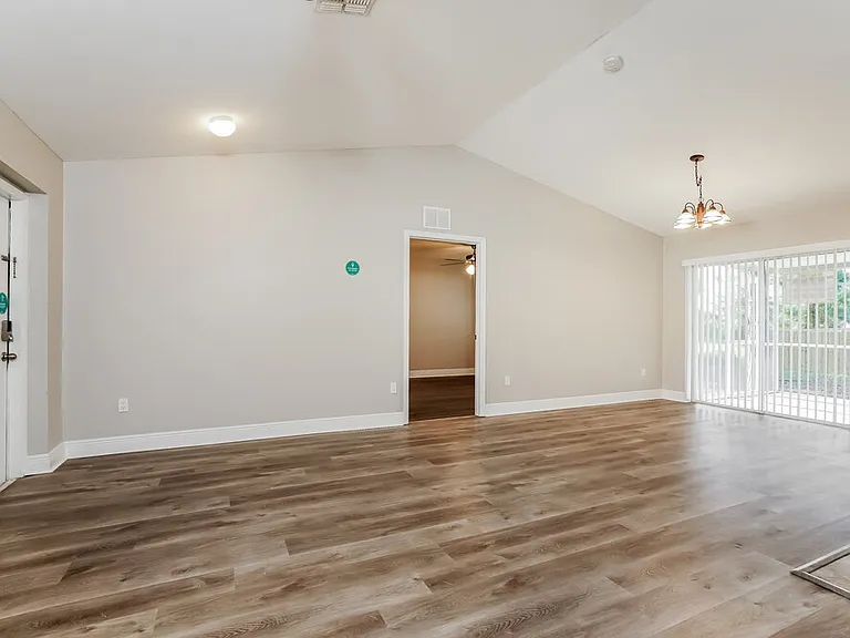 3421 33rd St SW — Photo 5