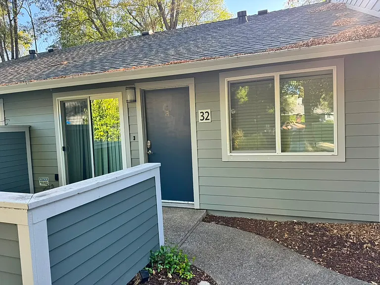 356 Robinson St #32 — Photo 8