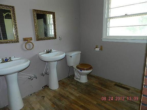 3rd image of 5528 E Lincolnway
