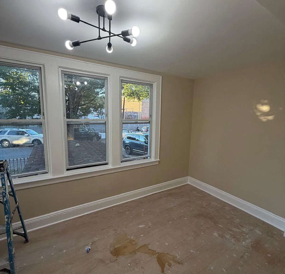 4 bed, $2,600 — Photo 2