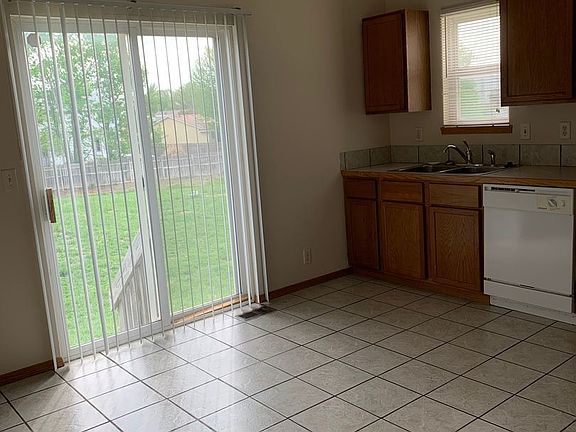 4th image of 914 N Cedar Point Cir