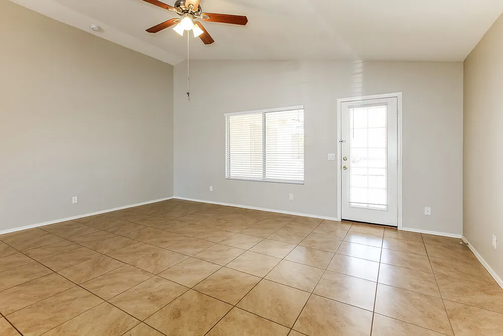 3 bed, 2.0 bath, 1322 sqft, $2,015 — Photo 3