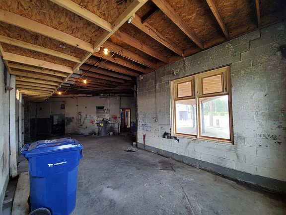 5th image of 275 Newtown Pike