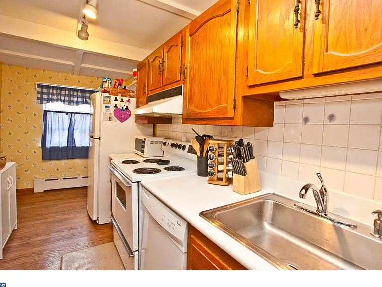 3351 Ainslie St — Photo 8
