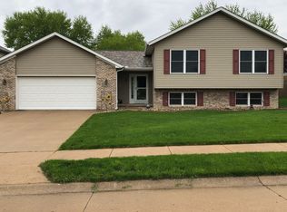 4848 Main Ct, Davenport, IA 52806