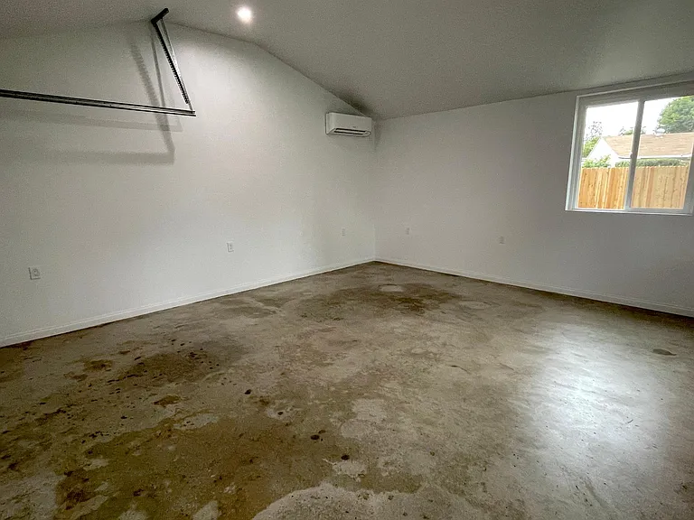 Detached garage with door access, lots of natural light and Air Conditioning.