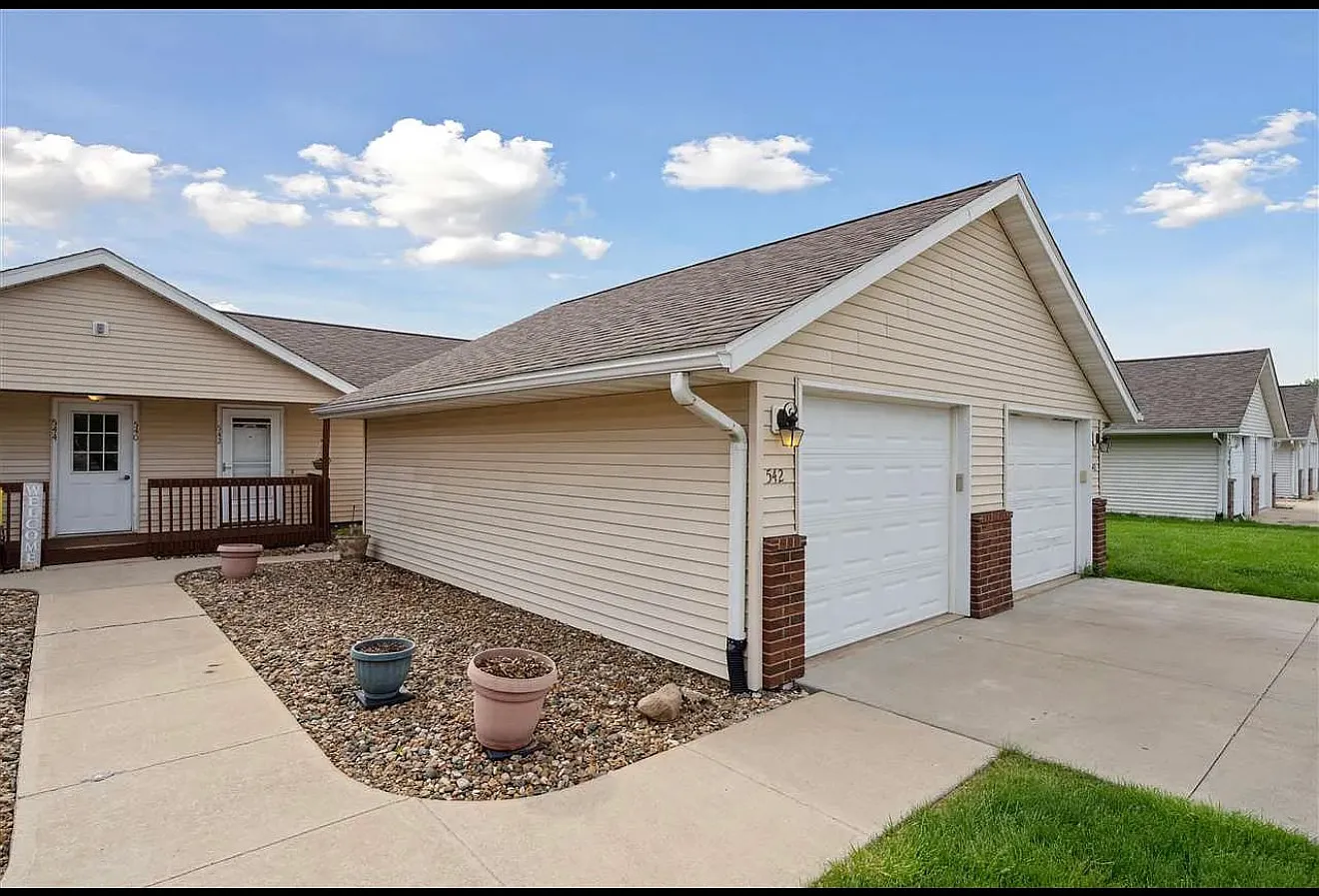 2 bed, 986 sqft, $1,300 — Photo 2