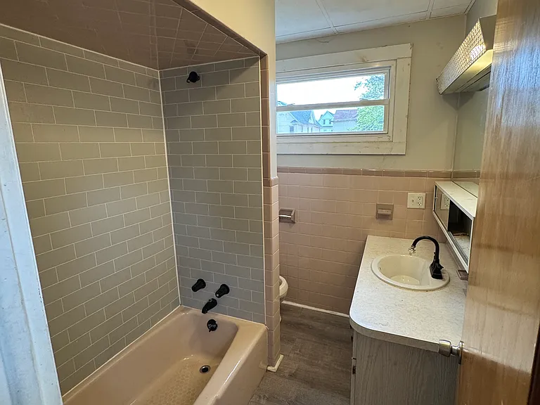 1369 Penn Ave #B — Photo 4