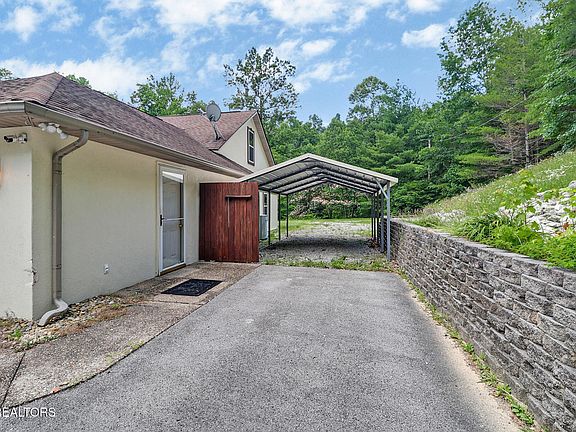 4th image of 395 Ashley Ln