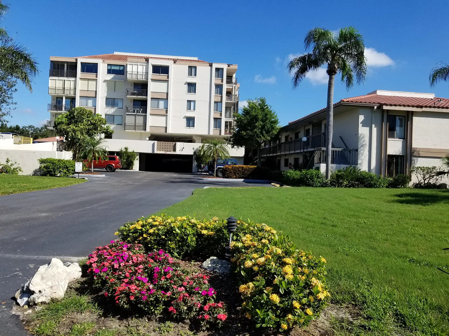 1 bed, 1.5 bath, 780 sqft, $1,800 — Photo 2