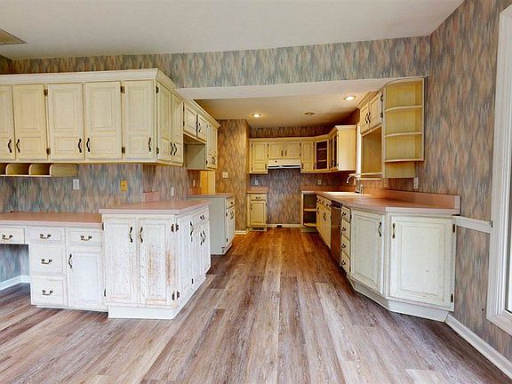5th image of 147 N Courtney Dr