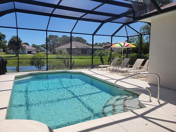 Screened Pool w/chaises