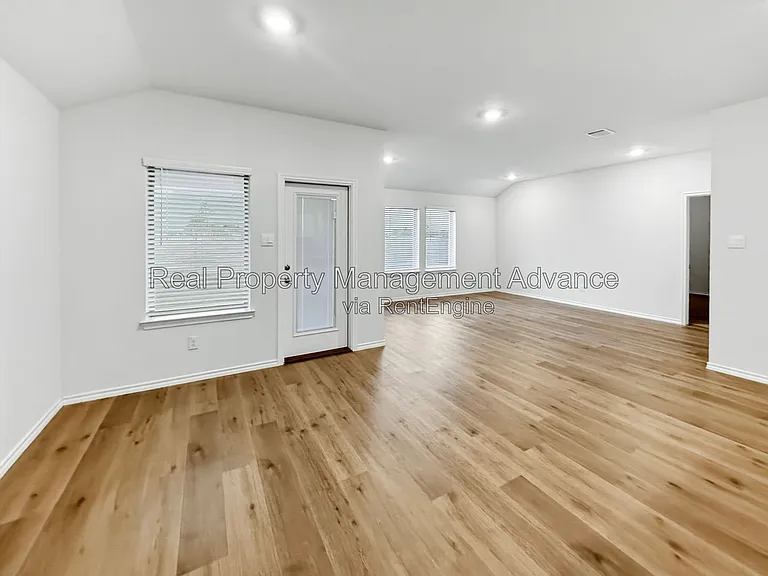 1629 Topaz Trl — Photo 8