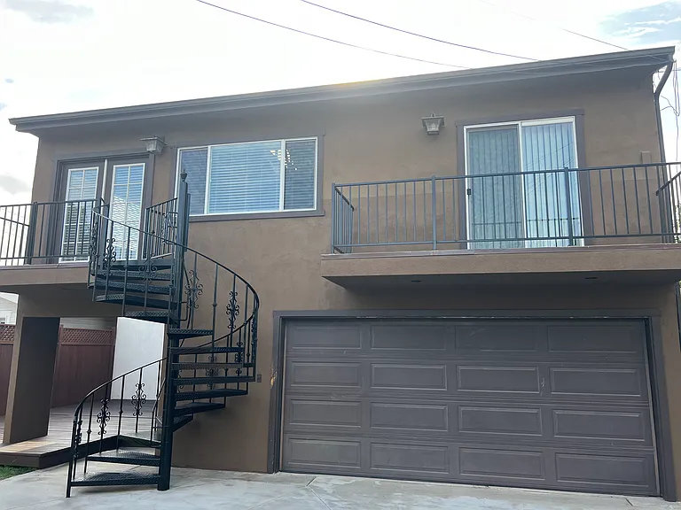 360 N Termino Ave — Photo 2