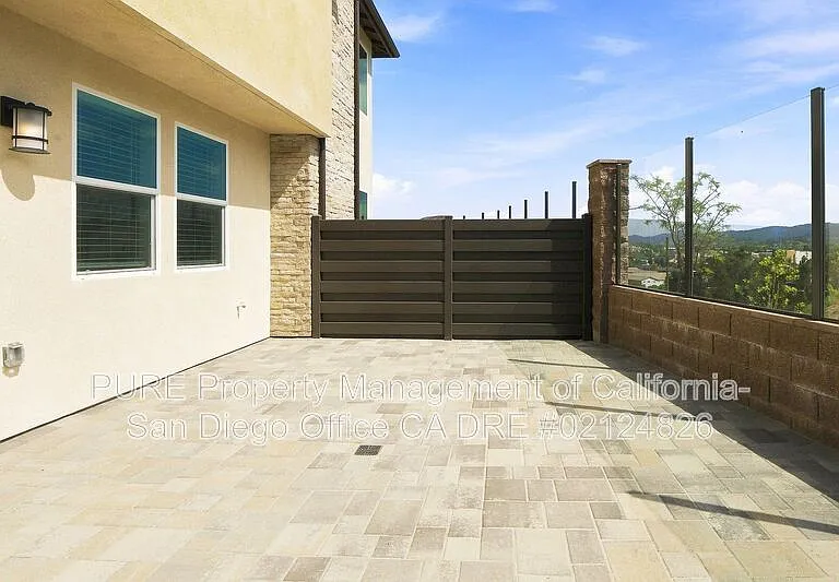 390 Baker St — Photo 7