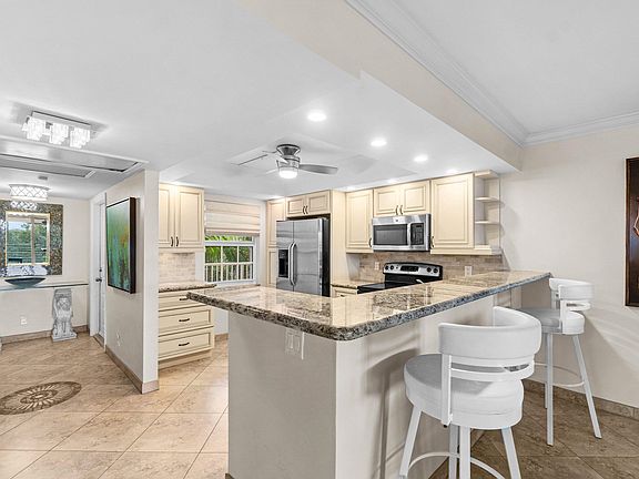 4th image of 3505 Oaks Way #301