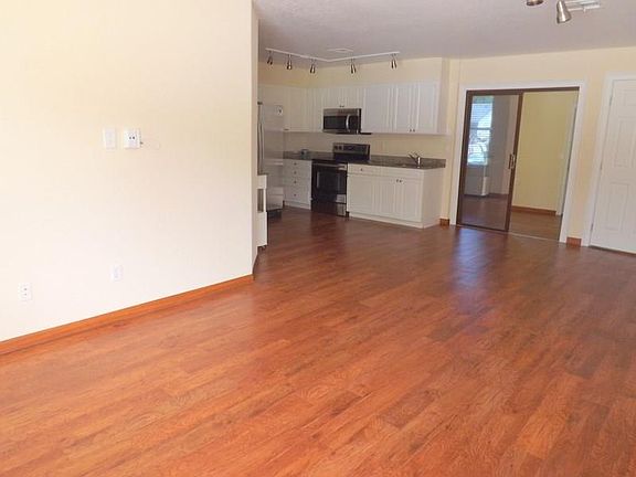 4th image of 915 Highland Dr SW