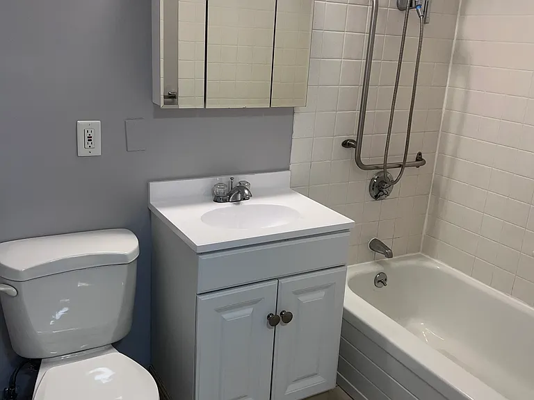Amy Lowell Apartments — Photo 23