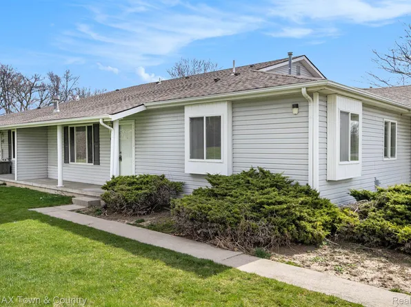 9350 Parkview Cir, Grand Blanc, MI 48439