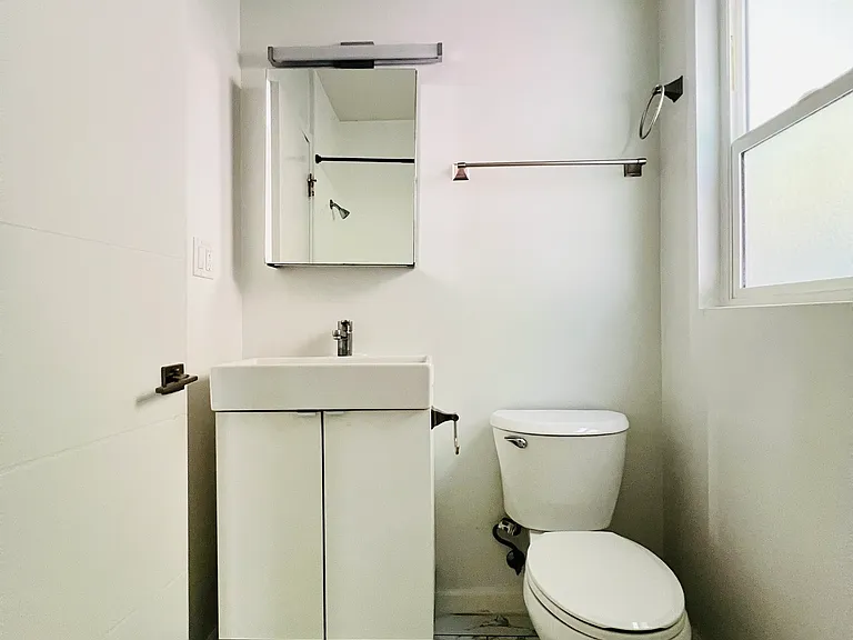 5525 Harold Way #14 — Photo 13