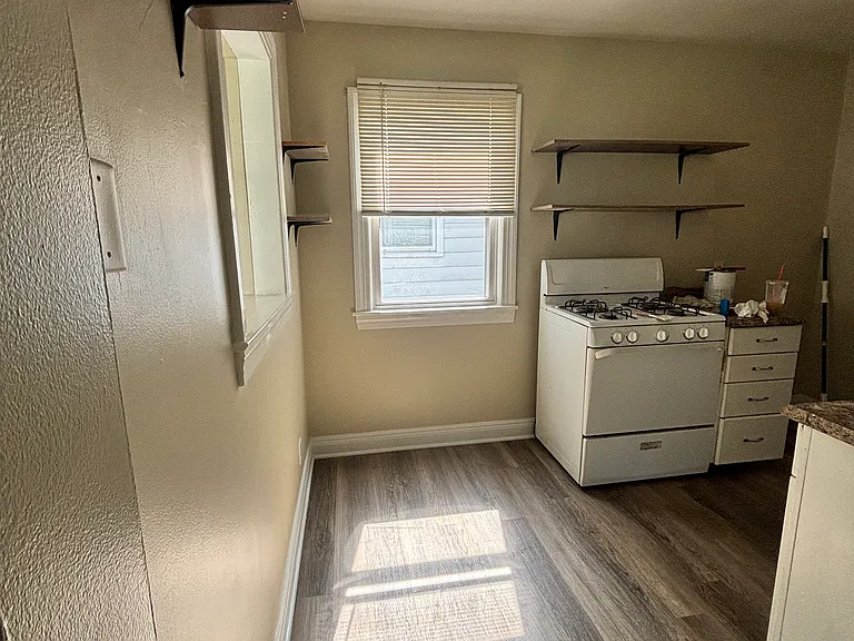 1031 W Whitney Ave — Photo 9