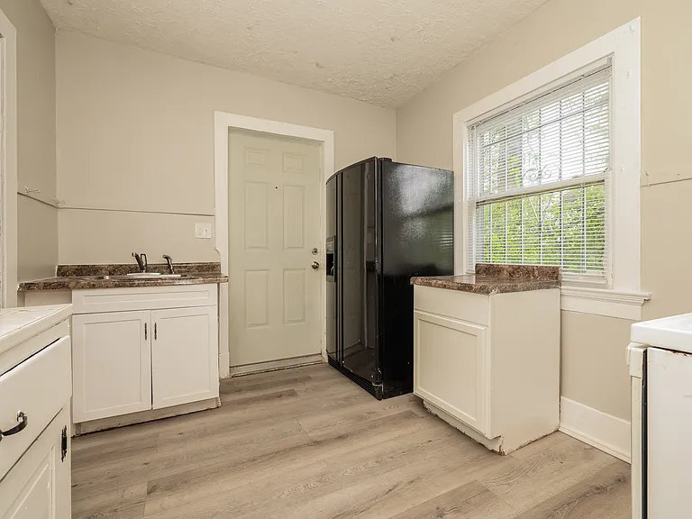 1242 Wilson Dr — Photo 8