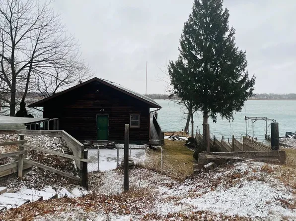 2669 River Rd, Marysville, MI 48040