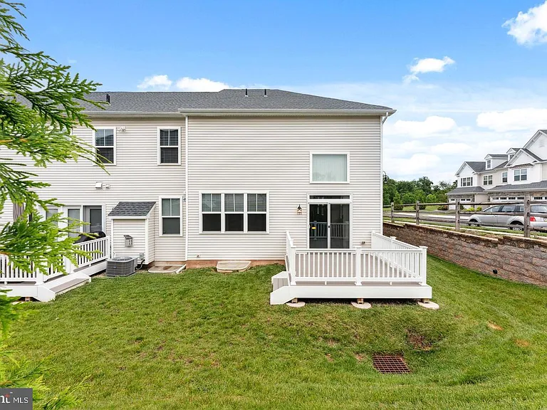 38 Lacey Ln — Photo 3