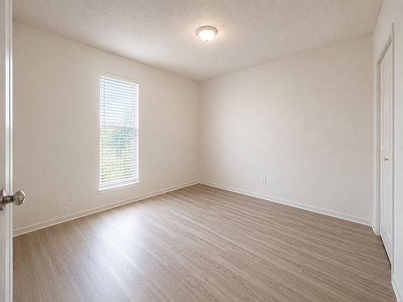 5th image of 2906 Peppertree Pl