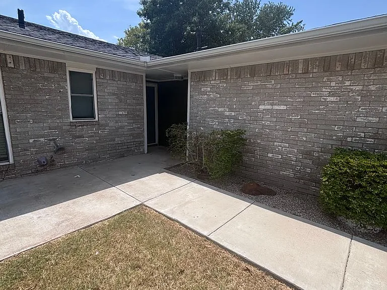 1434 Princeton Cir — Photo 2