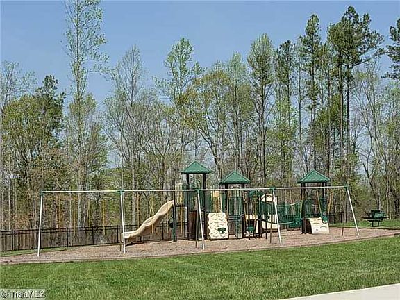 4th image of 703 Inverness Dr