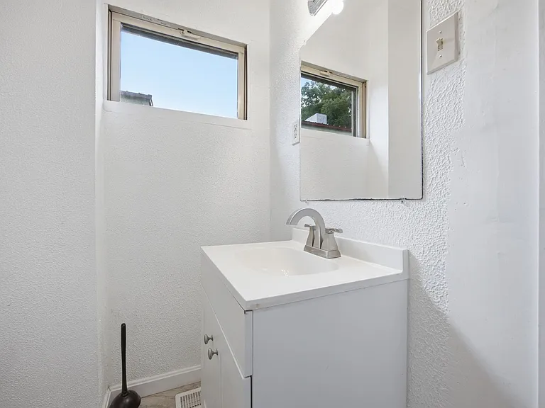 2822 Salisbury St — Photo 16