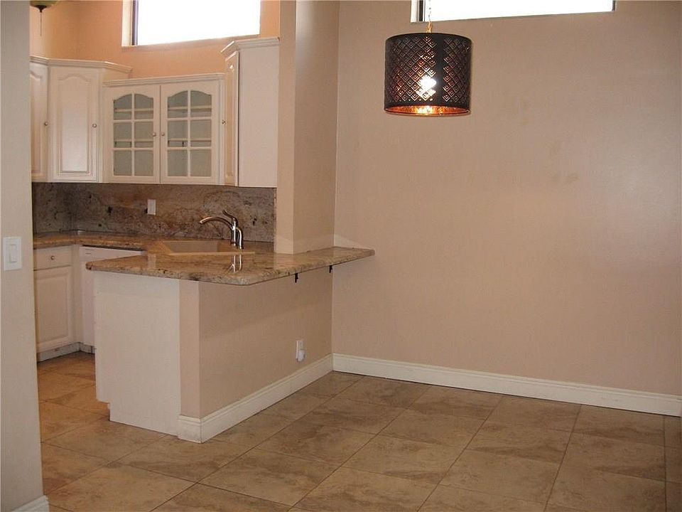 1st image of 557 Lakeside Cir