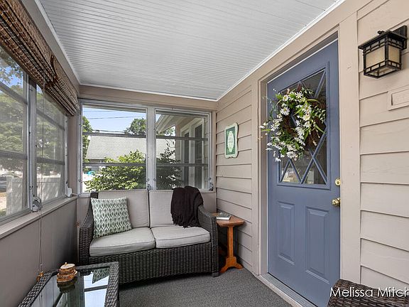 5th image of 2042 Emerald Ave NE