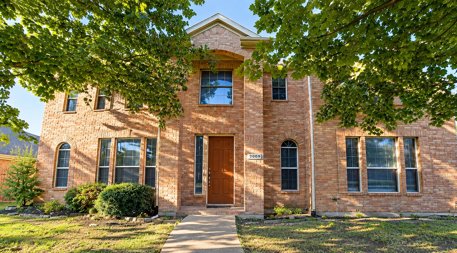 5 bed, 3.5 bath, 3500 sqft, $2,500 — Photo 1