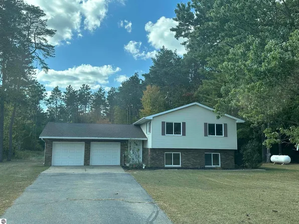 7658 S Coldwater Rd, Blanchard, MI 49310