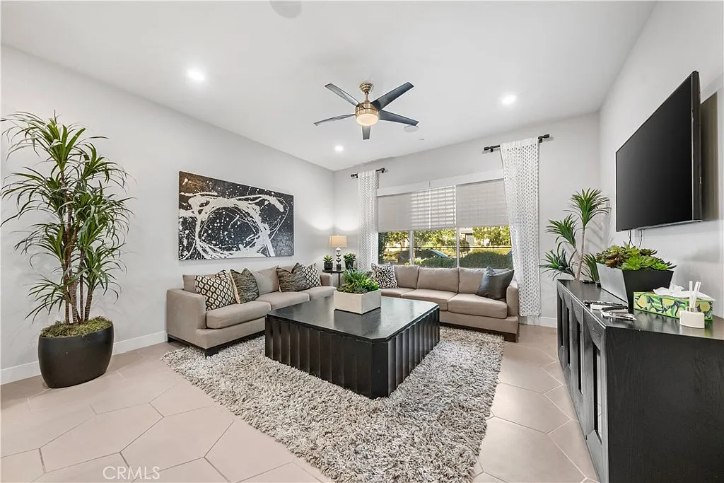 3 bed, 2.5 bath, 2028 sqft, $6,300 — Photo 3