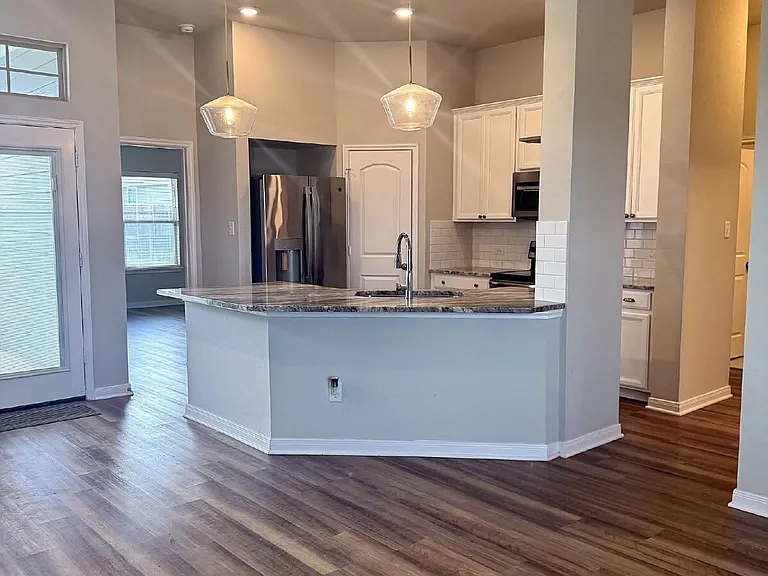 2030 Kathryn Dr — Photo 3