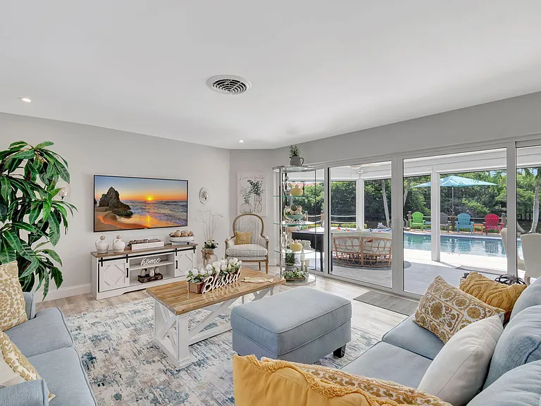 302 Venice Dr — Photo 12