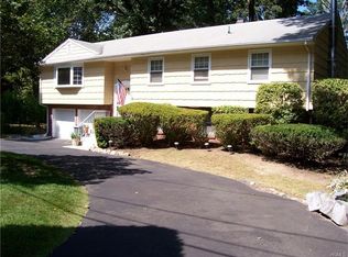 3 Robin Rd, Chestnut Ridge, NY 10977