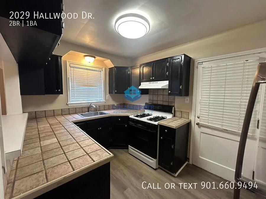 Charming 2-bedroom, 1-bath home in the Vollintine-Evergreen historic district of Memphis — Photo 4