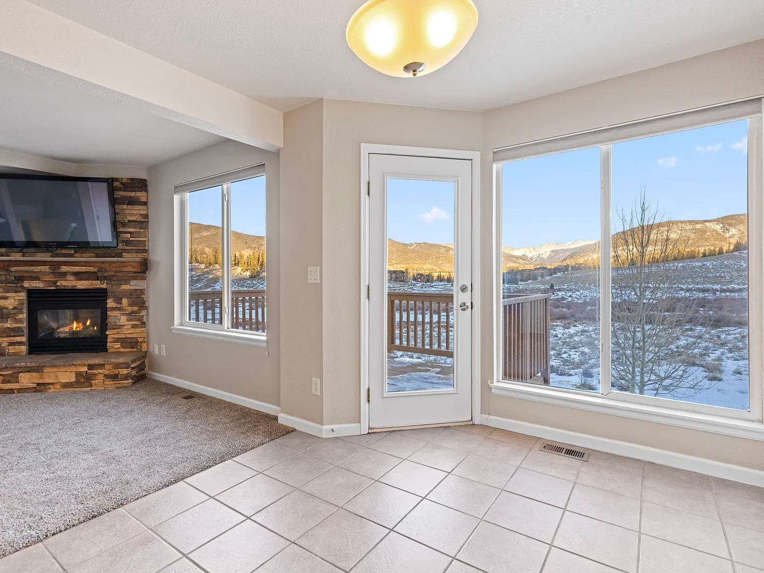 596 Meadow Wood Cir — Photo 3