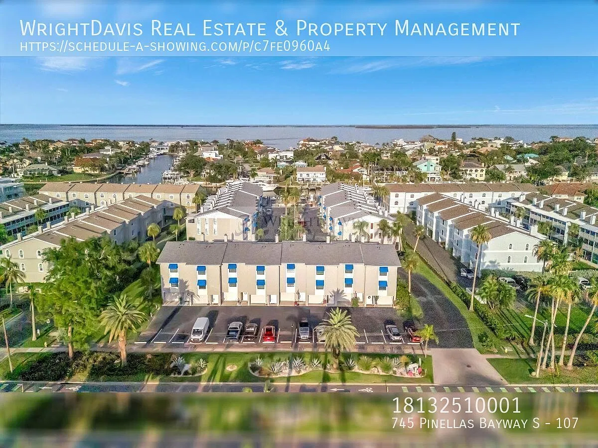 Spacious 3-Bedroom Tierra Verde Condo with Garage, Patio & Private Bal — Photo 2