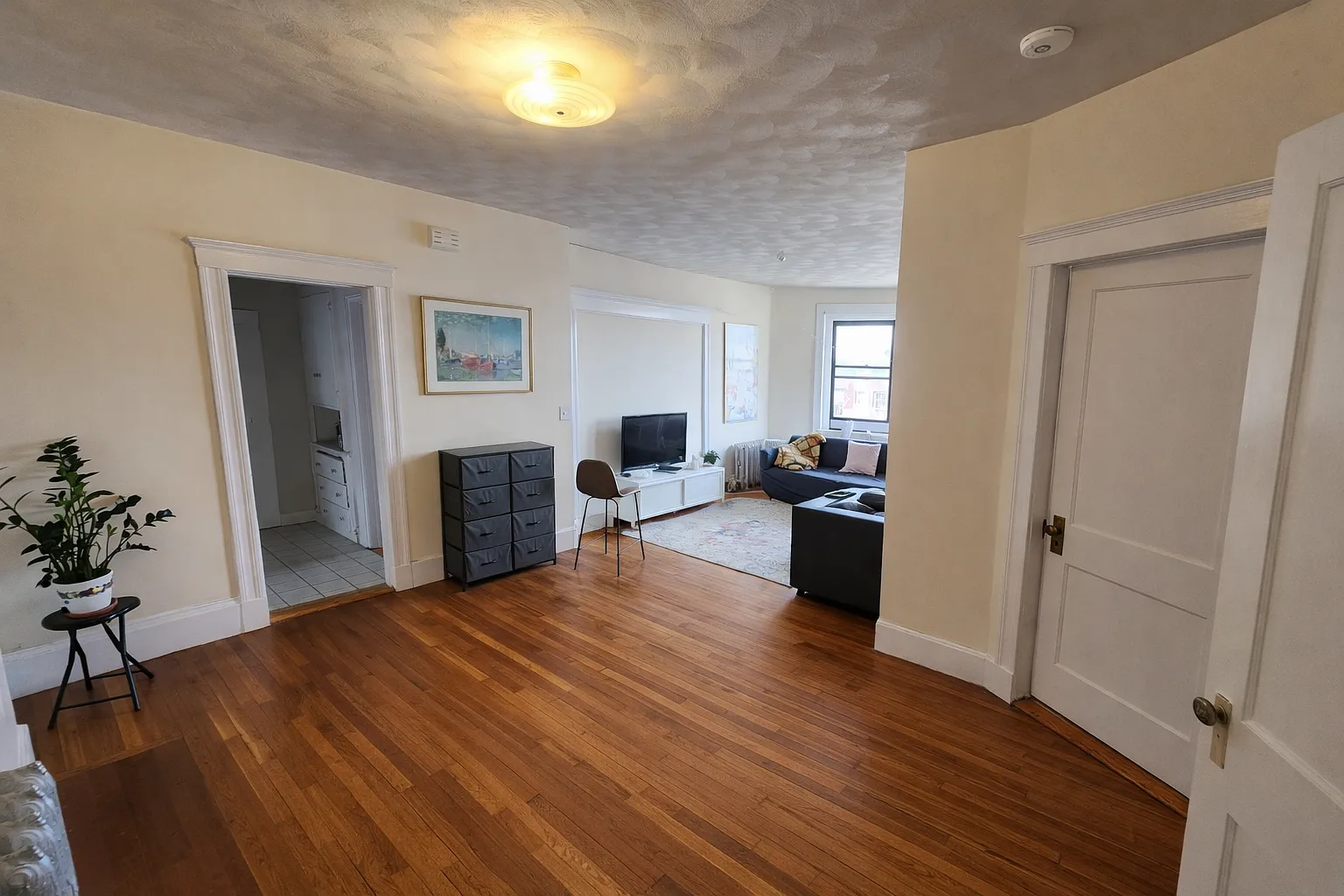 4 bed, 9999 sqft, $4,400 — Photo 2