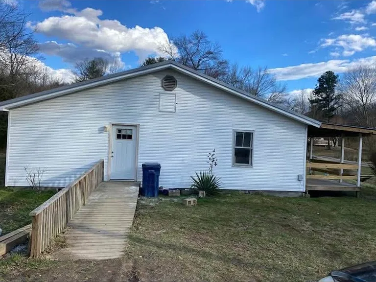 E Gray Off Hwy — Photo 1