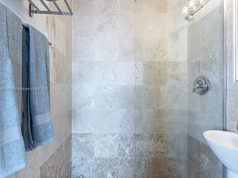420 15th St #307 — Photo 18