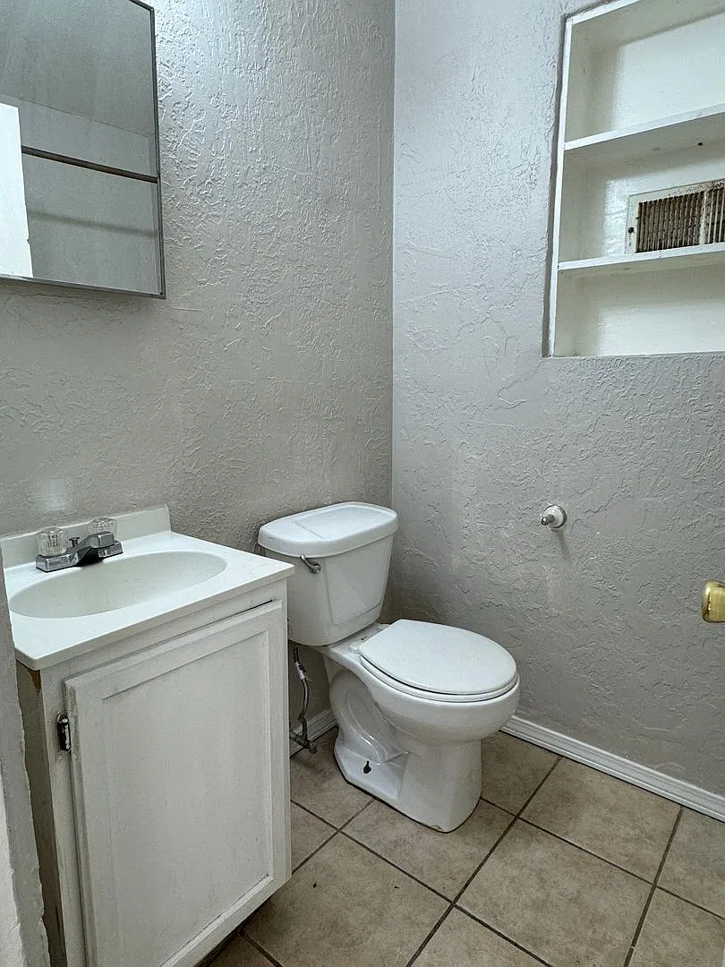 15 NW 25th St-Available Now! — Photo 4