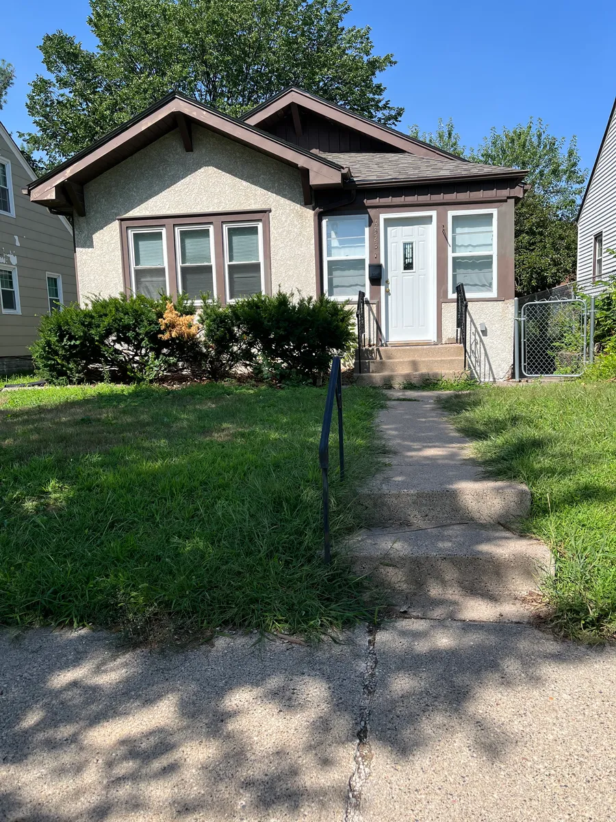 Charming bungalow in prime Victory neighborhood 2bd, 1 ba with huge 2.5+ car extra deep garage - 4323 Sheridan Ave N