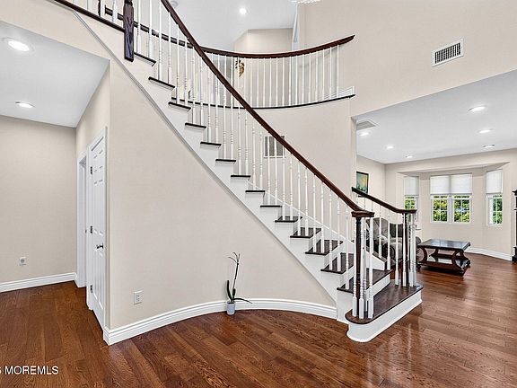 5th image of 307 Springlawn Avenue